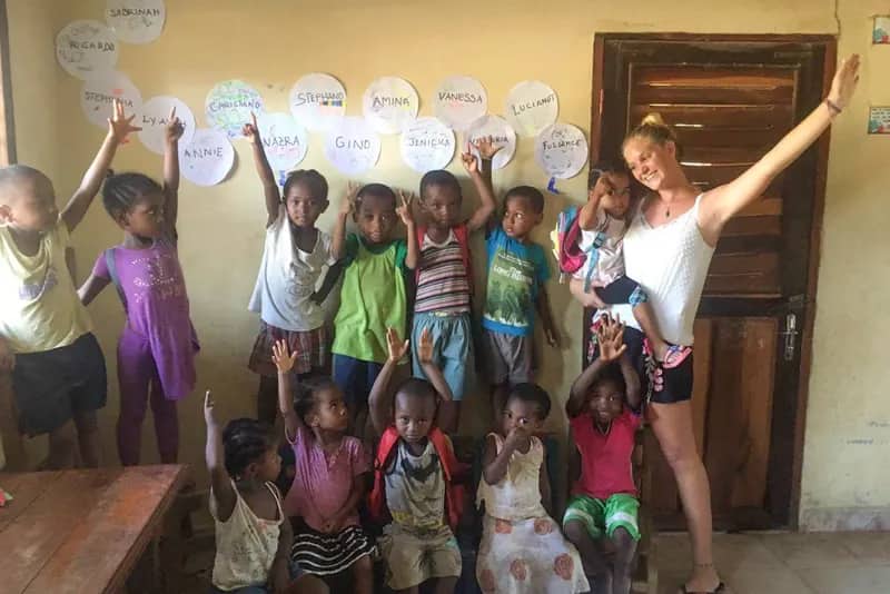 Freiwillige und Kinder im Kindergartenprojekt Nosy Be auf Madagaskar