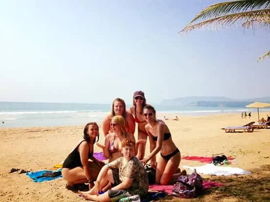 Freiwillige in Goa am Strand