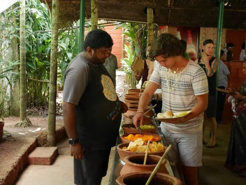 Kulturwoche Goa, Freiwillige beim Essen