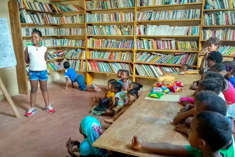 In der Bücherei im Kindergartenprojekt Nosy Be auf Madagaskar