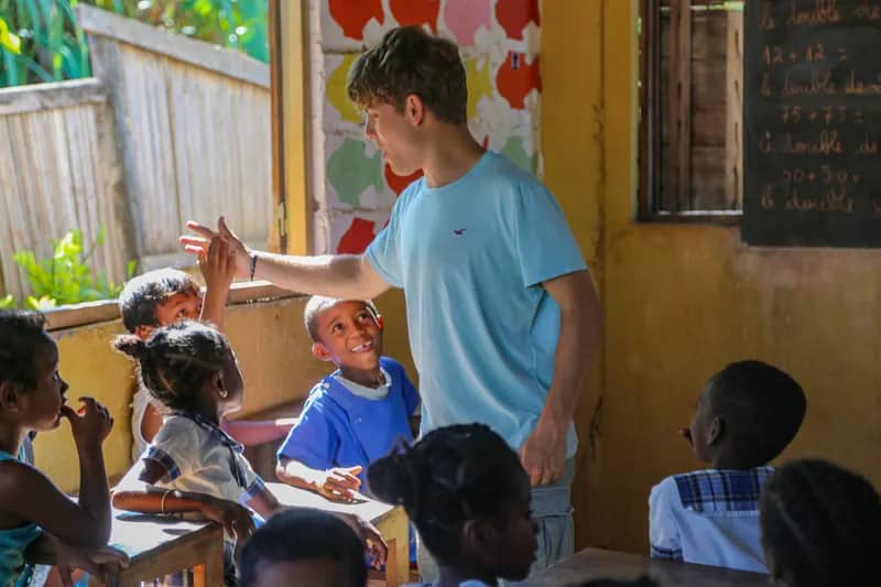 Freiwilliger mit Kindern im Unterrichtsprojekt Nosy Be auf Madagaskar