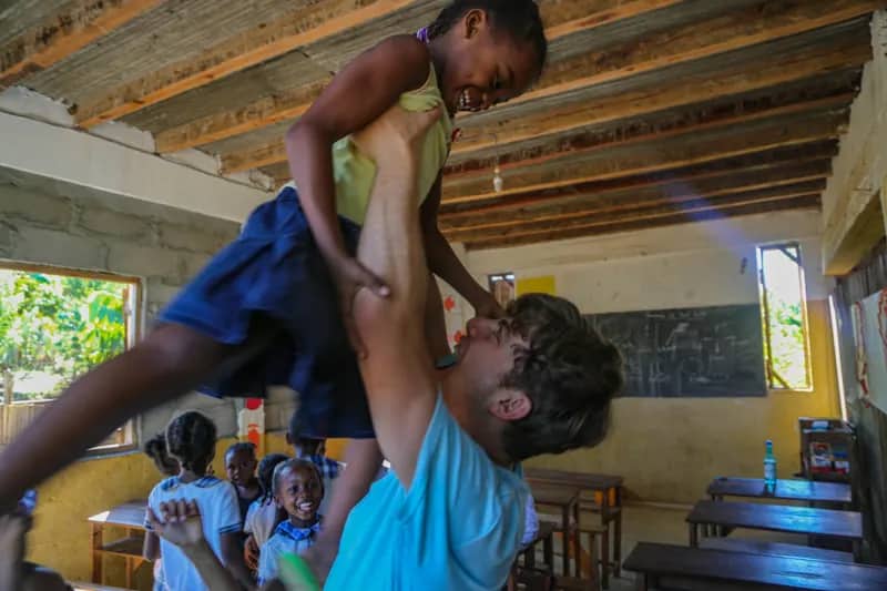 Freiwilliger mit Kind im Unterrichtsprojekt Nosy Be auf Madagaskar