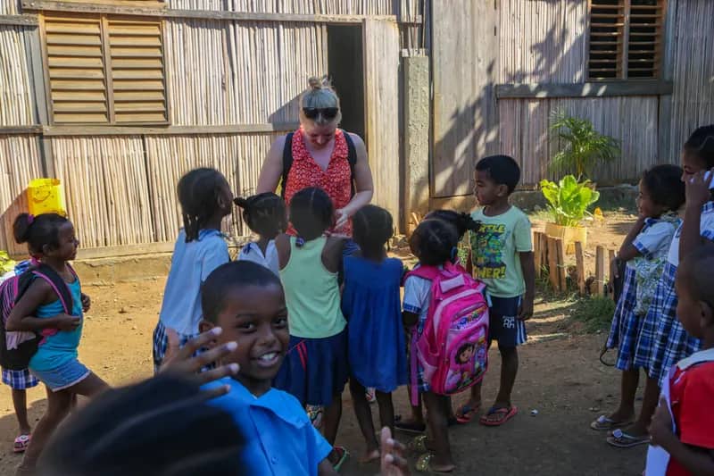 Freiwillige mit Kindern auf dem Schulhof im Unterrichtsprojekt Nosy Be auf Madagaskar