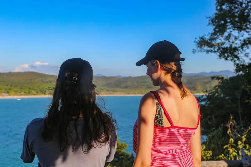 Freiwillige genießen die Aussicht im Lemurenprojekt Nosy Be auf Madagaskar