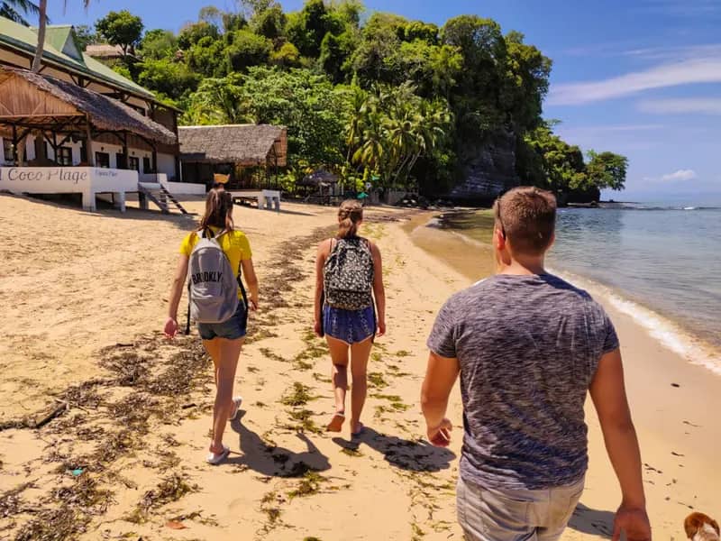 Freiwillige machen einen Strandspaziergang auf Madagaskar