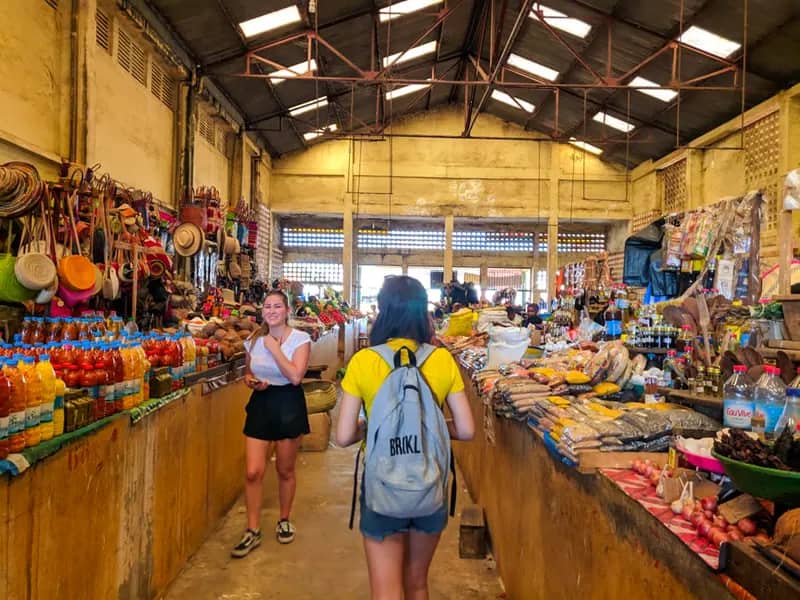 Freiwillige besuchen einen Markt auf Madagaskar
