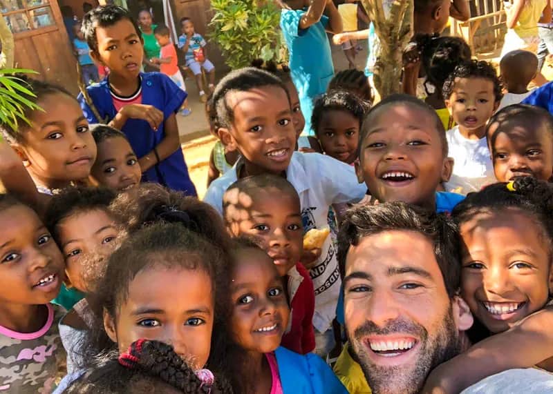 Freiwilliger mit Kindern im Kindergartenprojekt Nosy Be auf Madagaskar