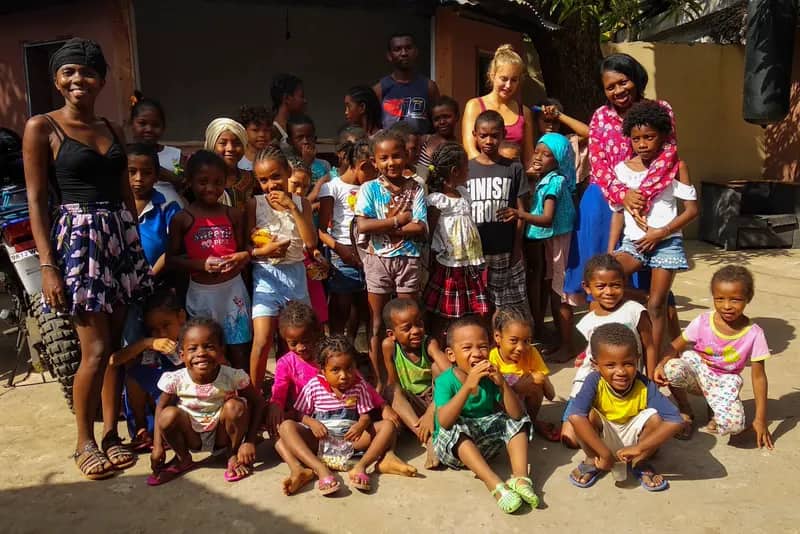 Gruppenbild im Kindergartenprojekt Nosy Be auf Madagaskar