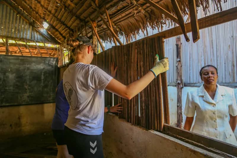 Freiwillige im Bau- und Renovierungsprojekt Nosy Be auf Madagaskar