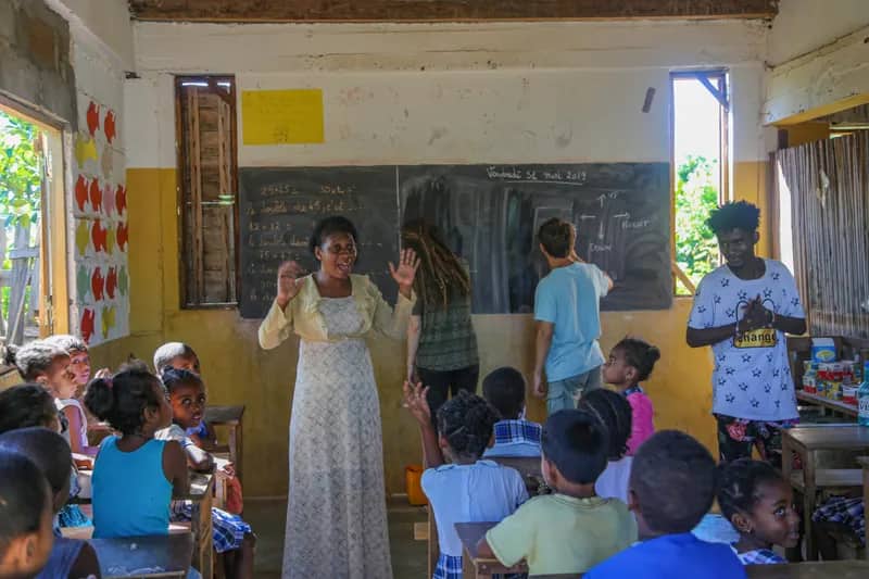 Lehrerin, Freiwillige und Schüler/innen im Unterrichtsprojekt Nosy Be auf Madagaskar