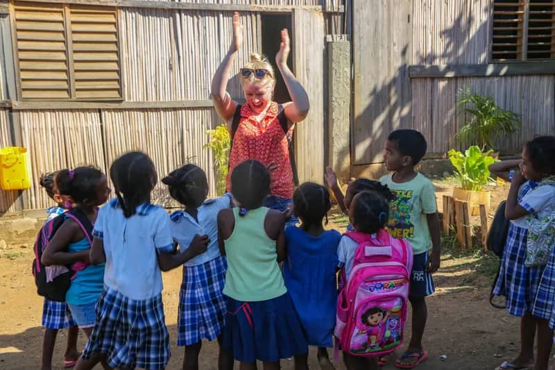 Freiwillige mit Kindern im Unterrichtsprojekt Nosy Be auf Madagaskar