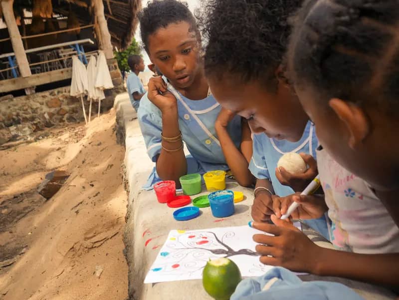 Kinder malen im Kindergartenprojekt Nosy Be auf Madagaskar