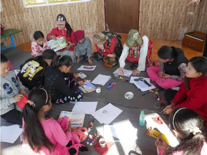 Freiwillige malen mit Kindern, Schulprojekt Goa, Indien