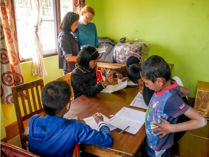 Freiwillige mit Kindern im Schulprojekt in Goa