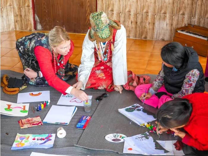 Malen im Schulprojekt in Goa, Indien - Freiwilligenarbeit