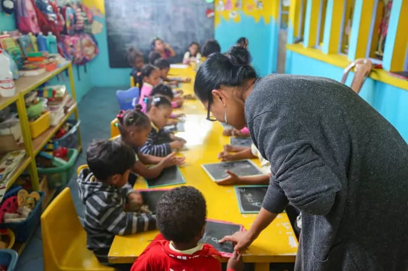 Kindergartenkinder beim Lernen auf Mauritius