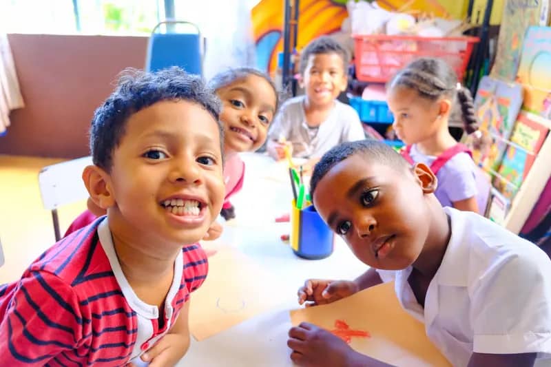Freiwillige beim Englischunterricht im Kindergarten, Mauritius