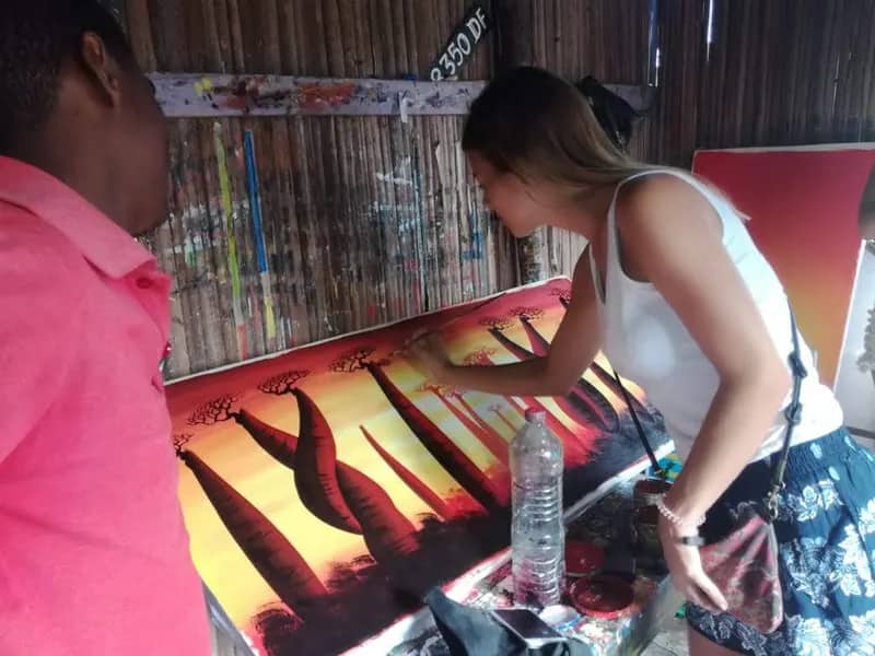 Freiwillige betrachtet ein Bild auf Madagaskar