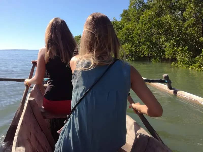 Freiwillige rudern auf Madagaskar