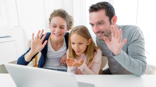 Gastfamilie spricht per Skype mit einem Au-Pair